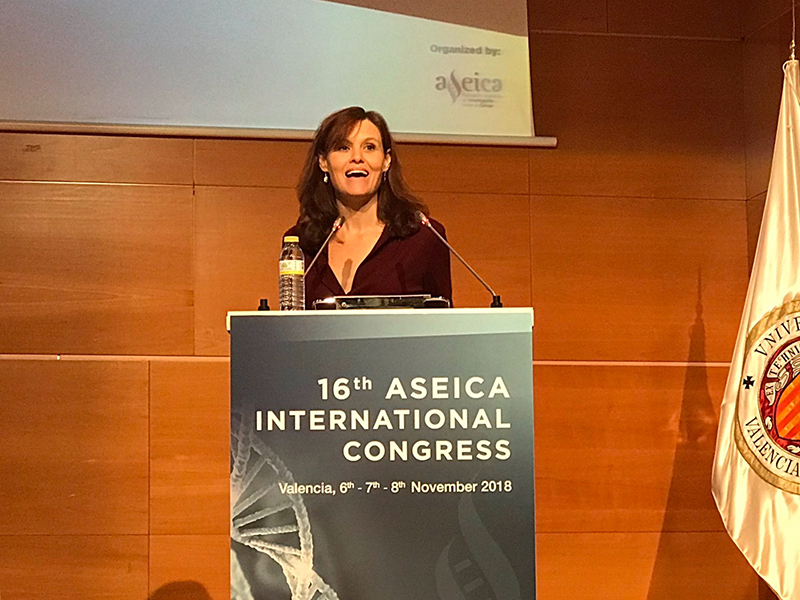 La Dra. Figueroa expone la comunicación 'Anti-proliferative and anti-invasive effects of Trametes versicolor and Grifola frondosa extracts in colon cancer cells' en el congreso ASEICA 2018 / Fuente: ASEICA 